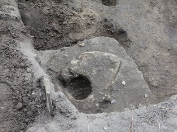 У Луцьку знайшли дитяче поховання. ВІДЕО