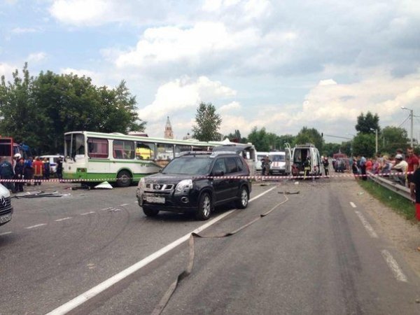 Аварія в Москві: вантажівка зі щебенем врізалася в автобус. ФОТО. ВІДЕО