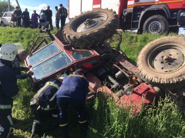 Волинські рятувальники «вирізали» чоловіка із трактора, який потрапив у ДТП