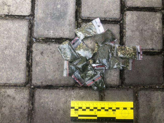 У Луцьку затримали 43-річного чоловіка, який мав при собі 90 пакетів із психотропами. ФОТО