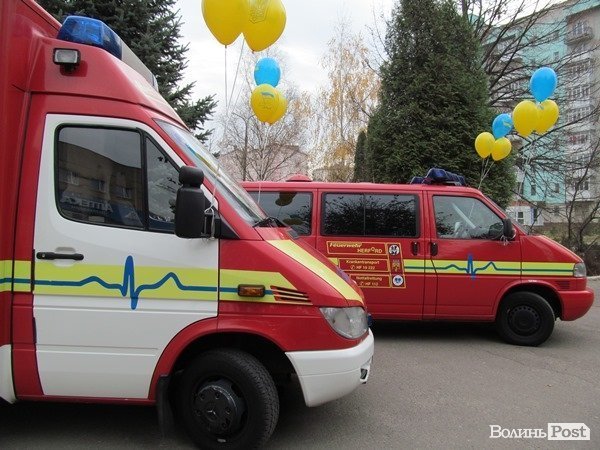 Дитяча поліклініка отримала дві нові «швидкі». ФОТО