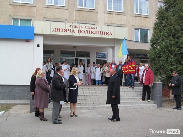 Дитяча поліклініка отримала дві нові «швидкі». ФОТО