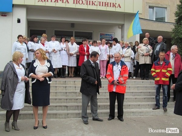 Дитяча поліклініка отримала дві нові «швидкі». ФОТО