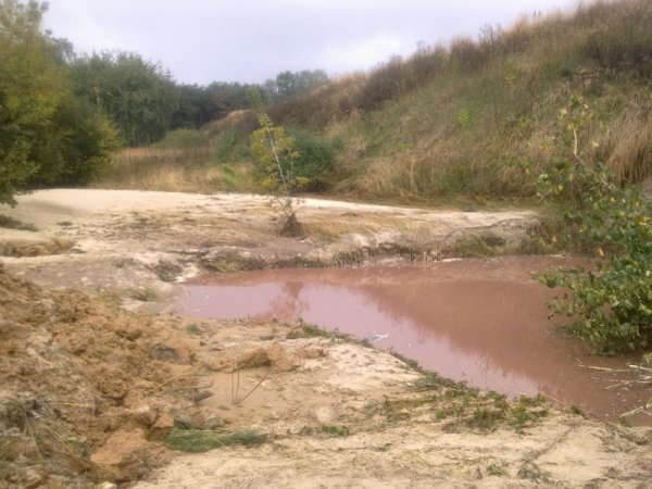 НП на Волині: нечистоти з відстійника затопили територію. ФОТО