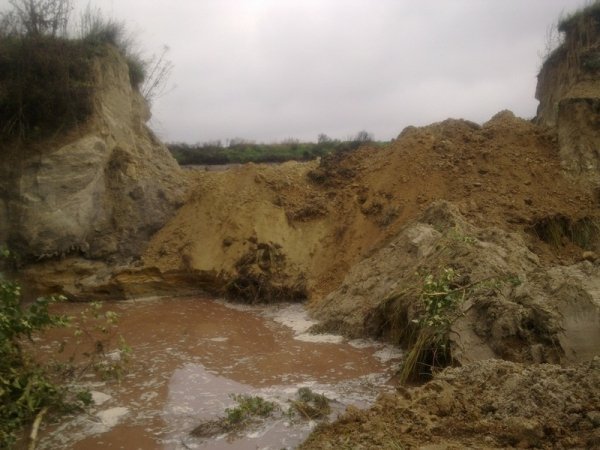 НП на Волині: нечистоти з відстійника затопили територію. ФОТО