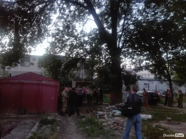 Найшла коса на камінь: люди не дають муніципалам знести гараж