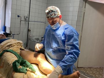 Військовому хірургу з Волині доводилося оперувати за добу по 8-10 бійців