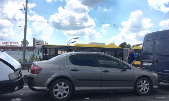 Масштабна ДТП у столиці: зіштовхнулися 6 автомобілів. ФОТО