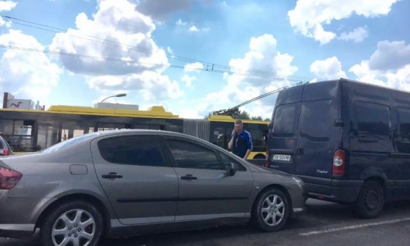 Масштабна ДТП у столиці: зіштовхнулися 6 автомобілів. ФОТО