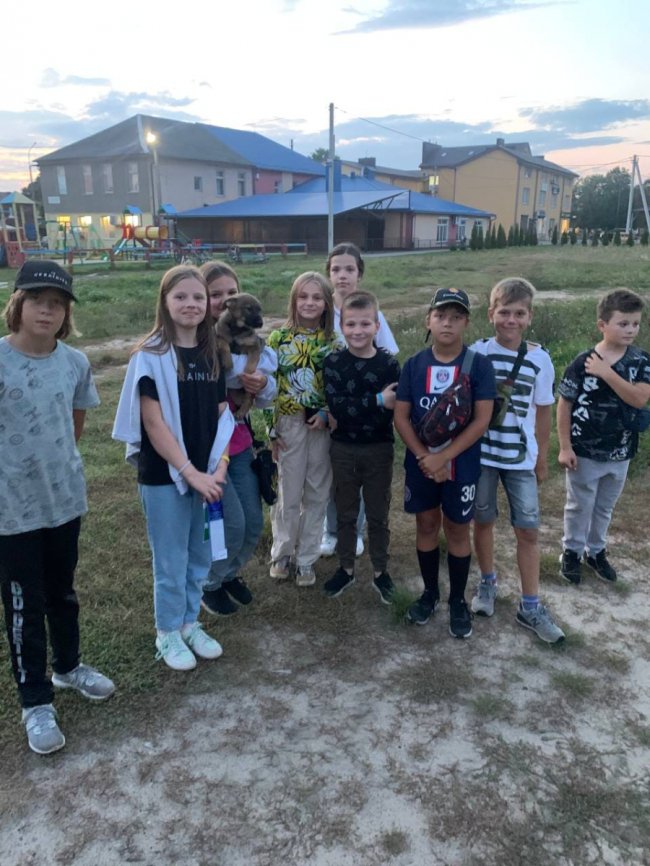 На Волині рятувальники дістали щеня з каналізаційної ями. ФОТО