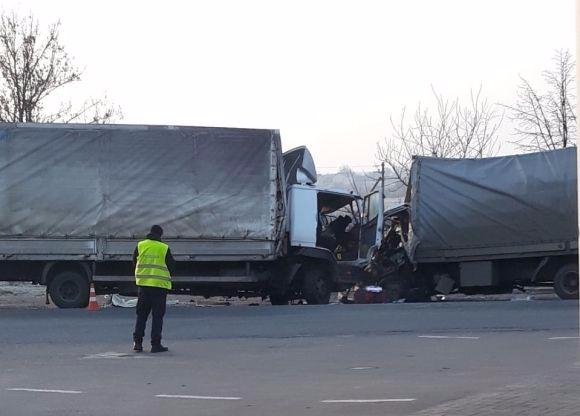 На Вінниччині лоб у лоб зіткнулись вантажівки