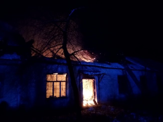 Горів закинутий склад волинського підприємства. ФОТО