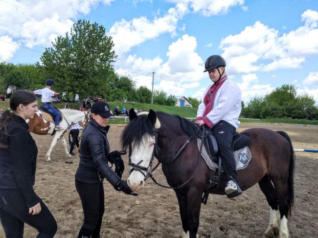Вперше в Україні у змаганнях з кінного спорту взяли участь «сонячні» діти з Луцька. ФОТО