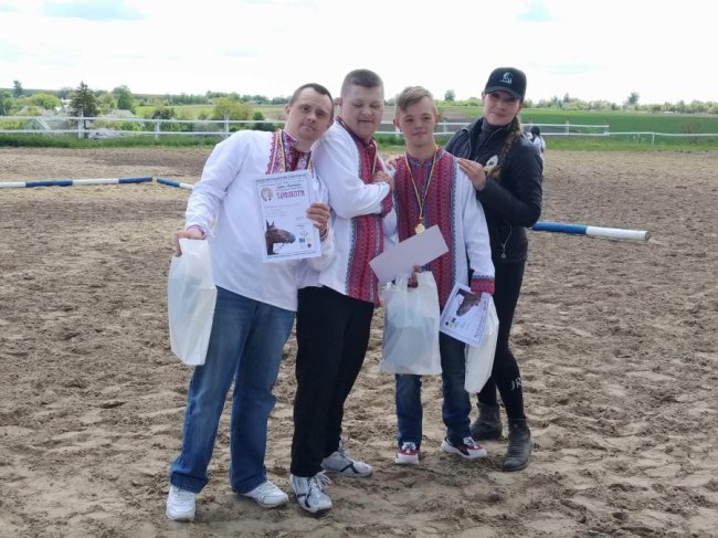 Вперше в Україні у змаганнях з кінного спорту взяли участь «сонячні» діти з Луцька. ФОТО