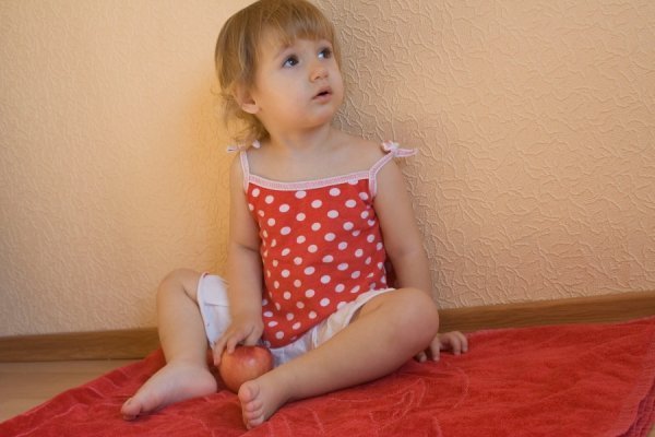 Стартував фотоконкурс: діти, яблука і осінь. ФОТО