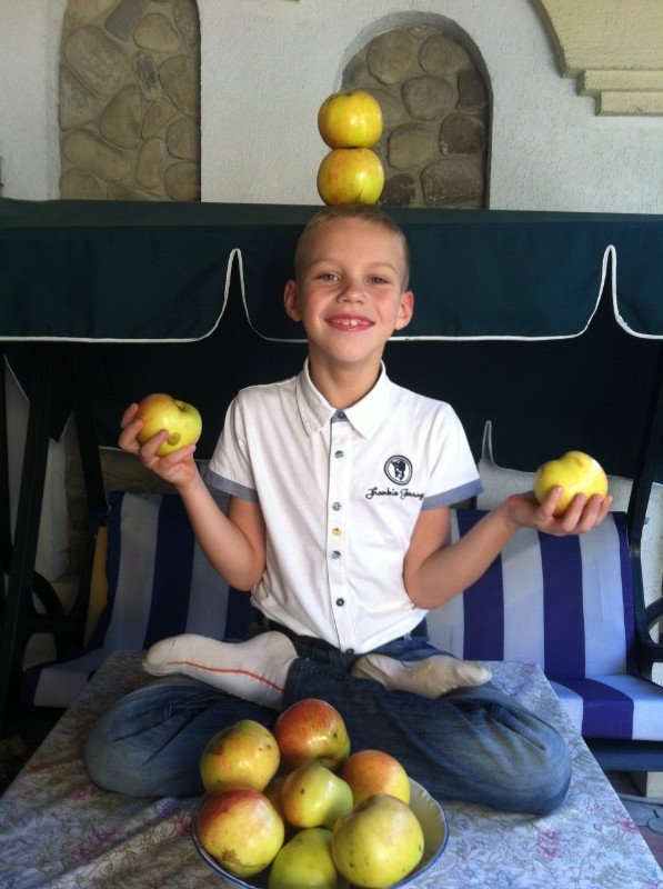 Стартував фотоконкурс: діти, яблука і осінь. ФОТО