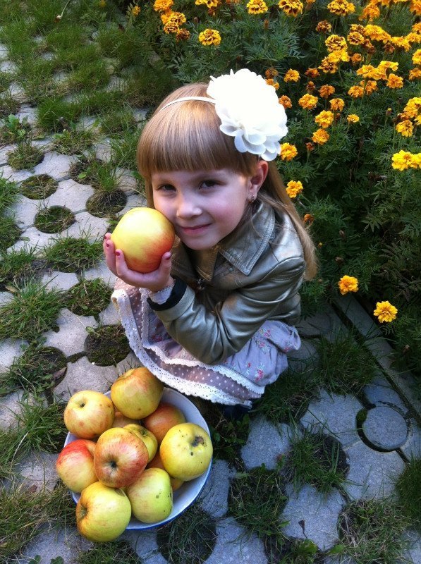 Стартував фотоконкурс: діти, яблука і осінь. ФОТО