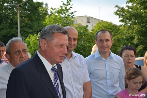 У Луцьку відремонтували тротуари, а в дворах залишили діри в асфальті. ФОТО