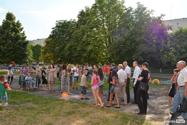 У Луцьку відремонтували тротуари, а в дворах залишили діри в асфальті. ФОТО