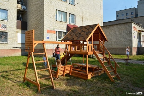 У Луцьку відремонтували тротуари, а в дворах залишили діри в асфальті. ФОТО