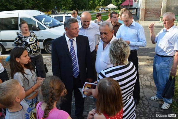У Луцьку відремонтували тротуари, а в дворах залишили діри в асфальті. ФОТО