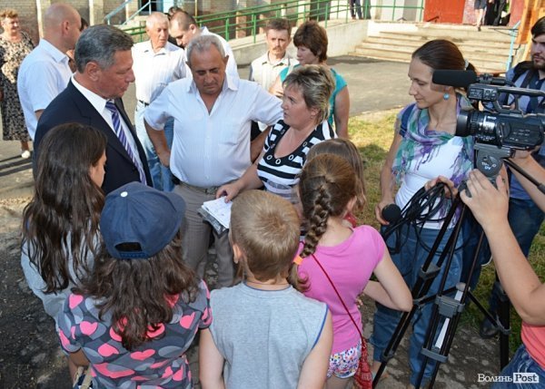 У Луцьку відремонтували тротуари, а в дворах залишили діри в асфальті. ФОТО