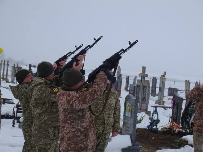 Осиротіли троє донечок: поховали Героя Юрія Марковського з Волині