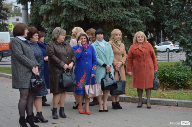 У Луцьку молоді вчителі влаштували запальні танці в центрі міста. ФОТО