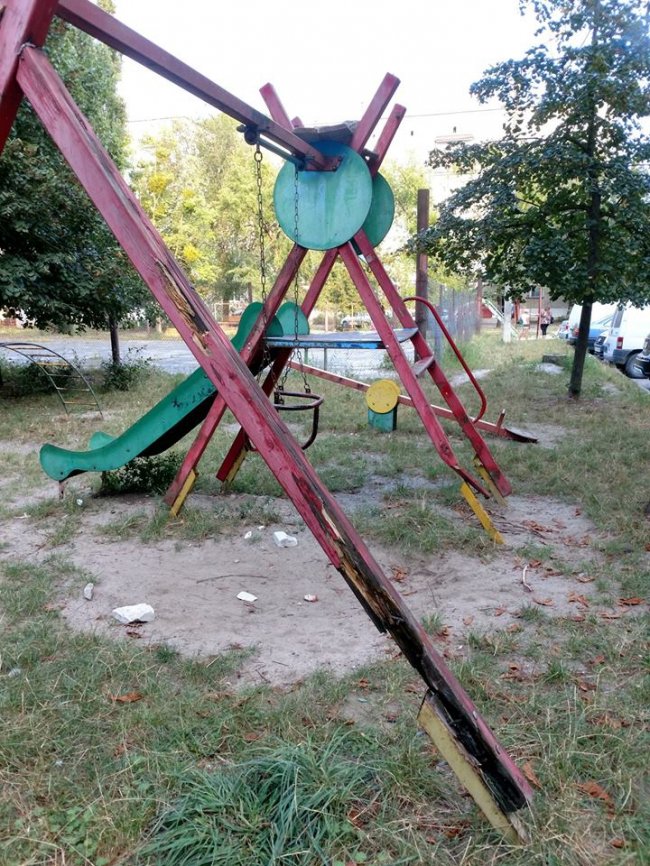 У ковельському дворі стоїть небезпечна гойдалка. ФОТО