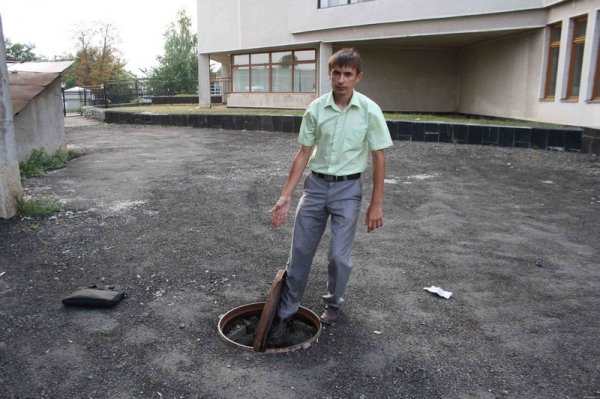 Лучанин провалився в каналізаційний люк. ФОТО