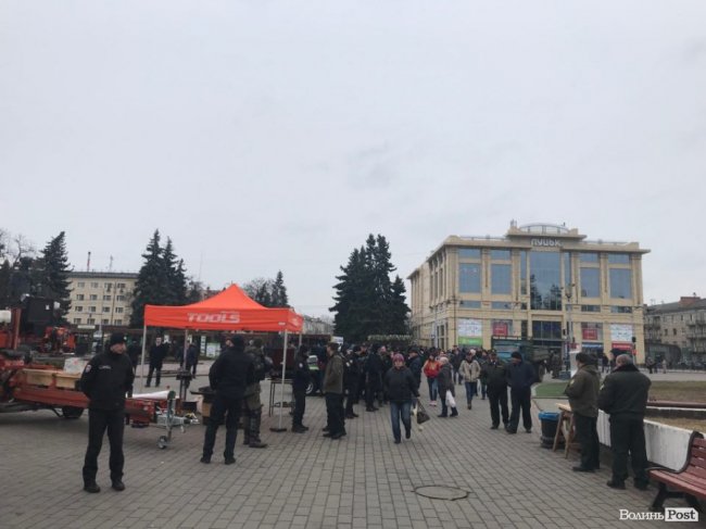 Поліцейські, техніка і виставка від лісівників: як у Луцьку готуються до приїзду Порошенка. ФОТО