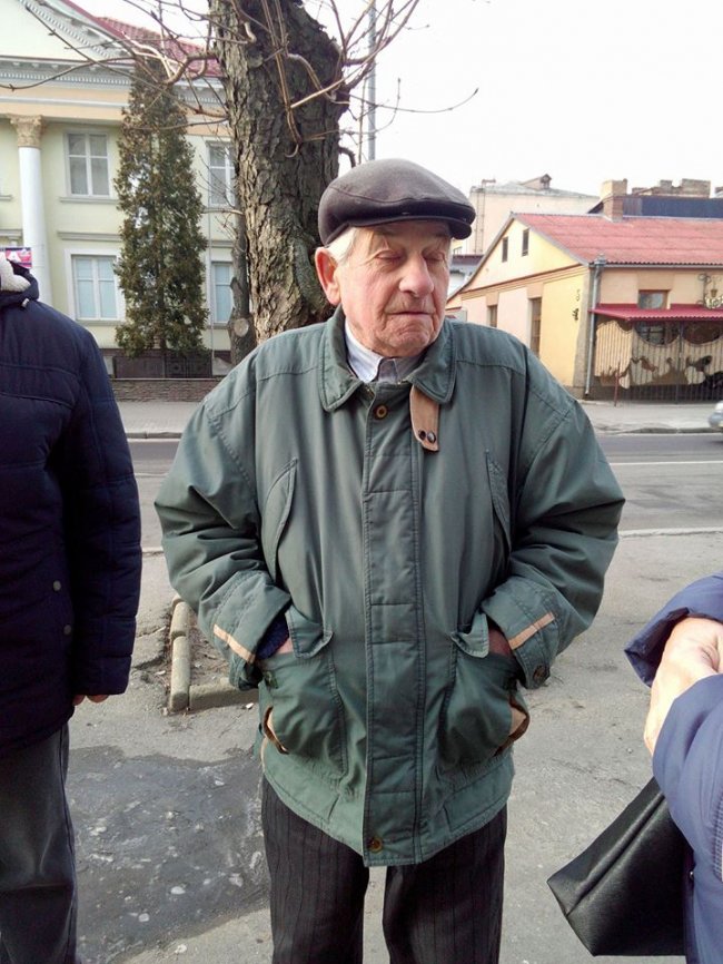 Можливо, шукають рідні: Луцьком блукає дідусь, який не пам’ятає, де живе