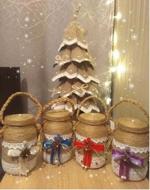 Вчителька волинського ліцею оздоблює баночки для освяченої на Водохреща води 