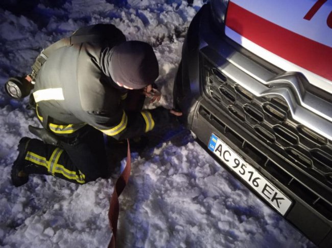 На Волині у снігу застрягла «швидка» з породіллею