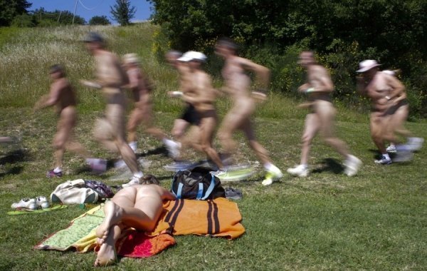 Нудисти на пікніку. ФОТО