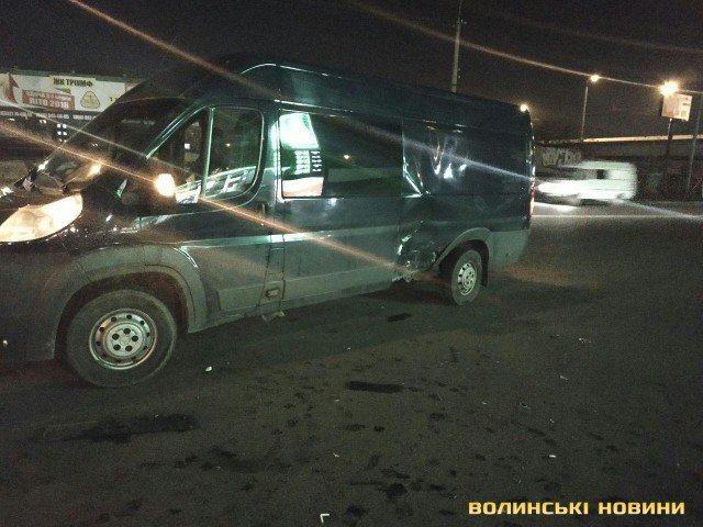 У Луцьку легковик протаранив бус і пролетів між стовпами. ФОТО