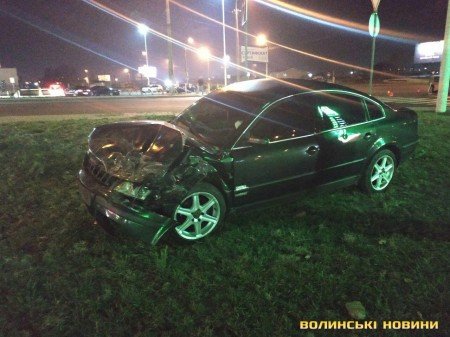 У Луцьку легковик протаранив бус і пролетів між стовпами. ФОТО