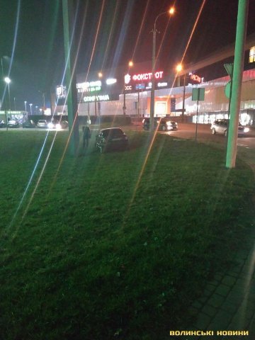 У Луцьку легковик протаранив бус і пролетів між стовпами. ФОТО