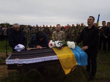 Старовижівщина попрощалася зі своїм Героєм. ФОТО