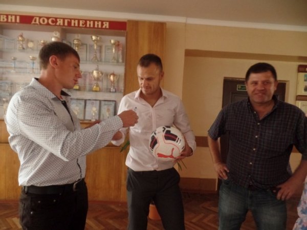 Відомий український футболіст першого вересня відвідав рідну школу в Луцьку. ФОТО
