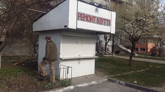 Луцькі муніципали демонтували кіоски на Грушевського та Соборності. ФОТО