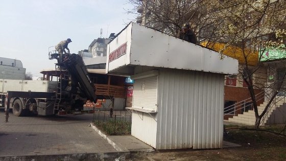Луцькі муніципали демонтували кіоски на Грушевського та Соборності. ФОТО