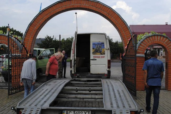 Волинські волонтери відправили джип бійцям на передову. ФОТО