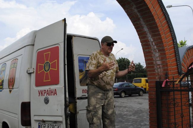 Волинські волонтери відправили джип бійцям на передову. ФОТО