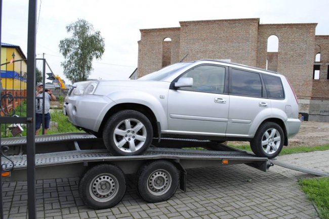 Волинські волонтери відправили джип бійцям на передову. ФОТО