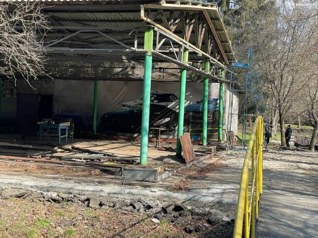 У луцькому парку розбирають атракціони. ФОТО