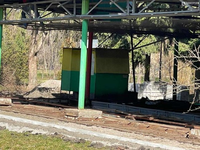У луцькому парку розбирають атракціони. ФОТО