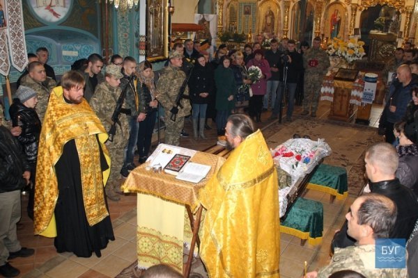 У Нововолинську провели в останню путь загиблого Героя. ФОТО