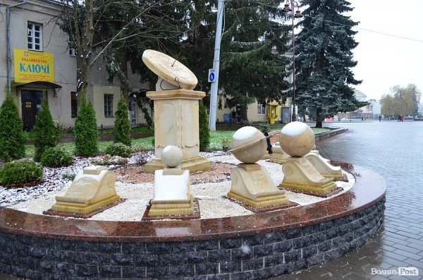 З сонячного годинника у Луцьку вкрали планету. ФОТО