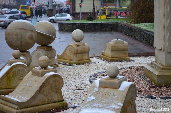 З сонячного годинника у Луцьку вкрали планету. ФОТО